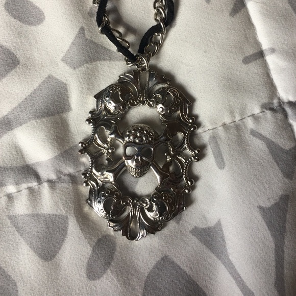 Skull pendent necklace