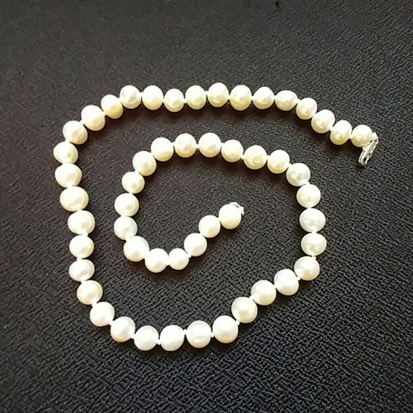 18 inch Freshwater Cultered White Pearl Necklace