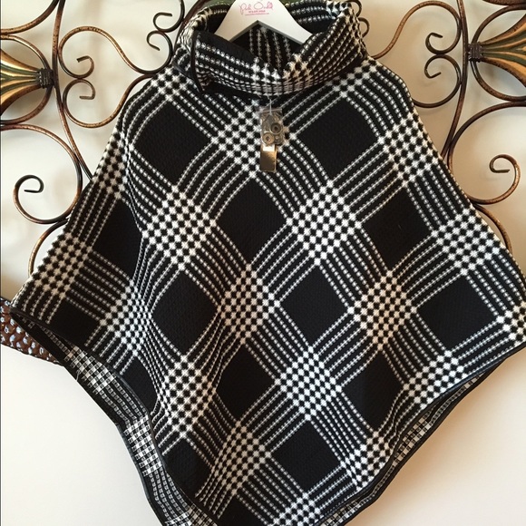 ❌SOLD ON ANOTHER SITE Black & White Poncho