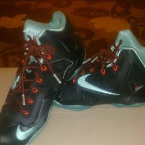 Men's LeBron Basketball Shoes