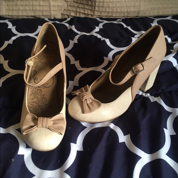 🔥LAST DAY TIL MOVE🔥Thick tan & beige heels w/bow