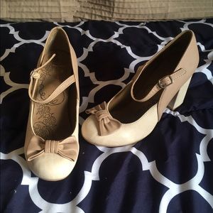 🔥LAST DAY TIL MOVE🔥Thick tan & beige heels w/bow