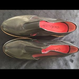 Pas De Rouge black walking shoes