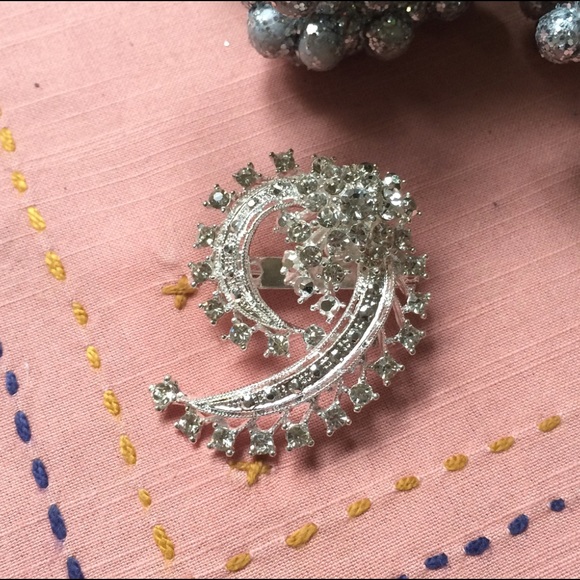 Jewelry - ✨Ziegfeld Rhinestone Brooch ✨