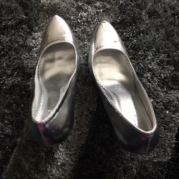 Quipid Silver Pumps- gently worn