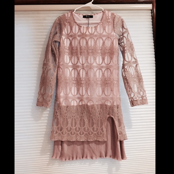 NWT Gorgeous Lilac Lace Dress - Picture 1 of 3