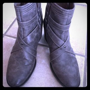 GREY COMFORTABLE BOOTS