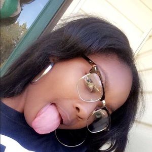 Meet your Posher, Monique