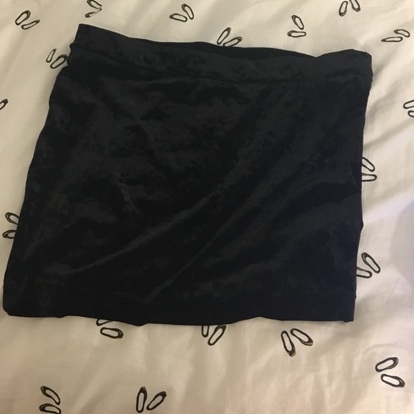 Guess velvet skirt never worn (L)