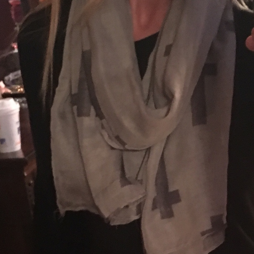 Grey scarf with crosses