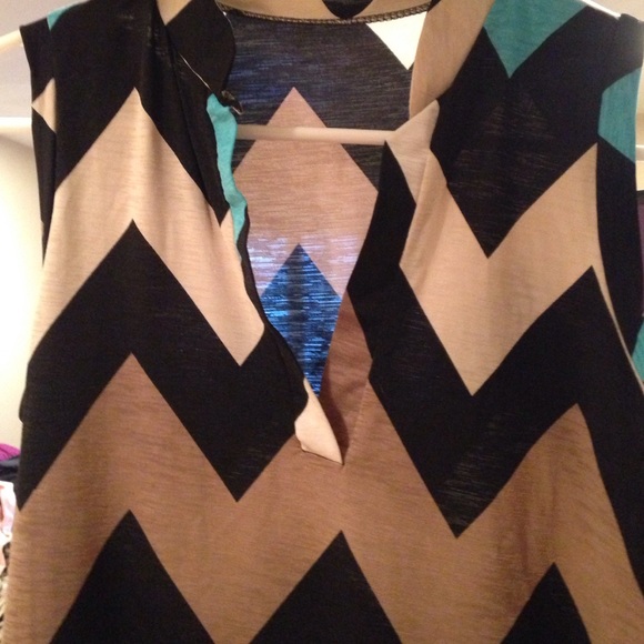 Tops - Short sleeve chevron top Tops - Short sleeve chevron top