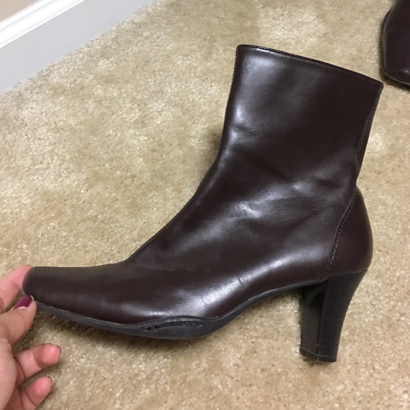 Short Brown boots with heel