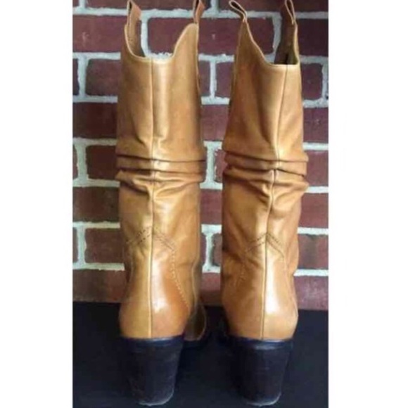 Fall perfect BCBG boots - Picture 2 of 3