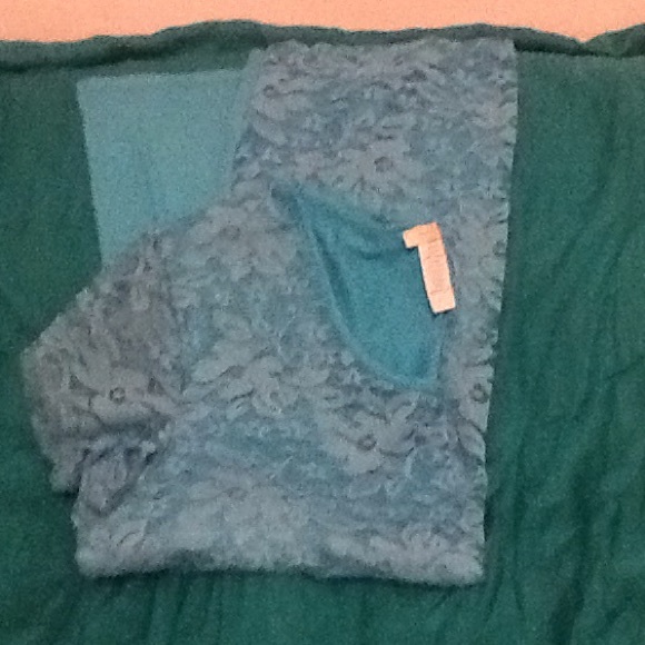 Beautiful Blouse NWOT 👗👛💐👜👠 - Picture 3 of 3