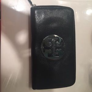 Authentic Tory burch wallet.