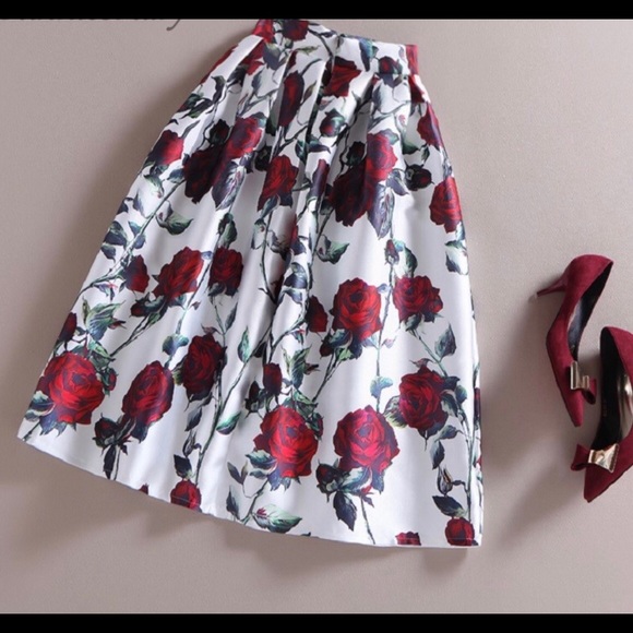 Dresses & Skirts - Beautiful rose midi skirt