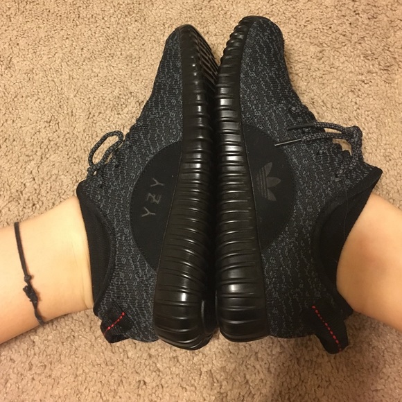 yeezy boosts (not real)