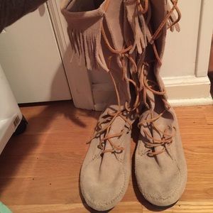 Minnetonka moccasin boot