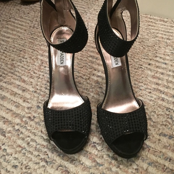 Make a statement in these sexy stilettos!