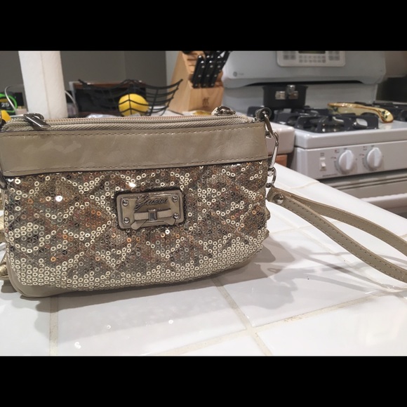 Guess purse that can be worn as cross body