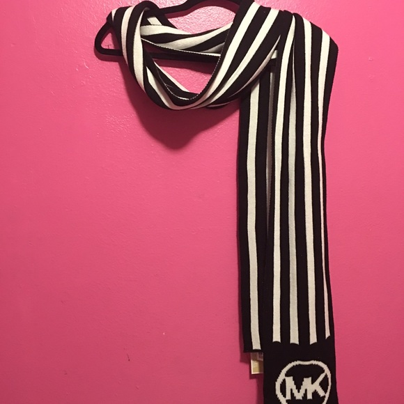 ✨Brand New with Tag✨ Michael Kors Scarf MK
