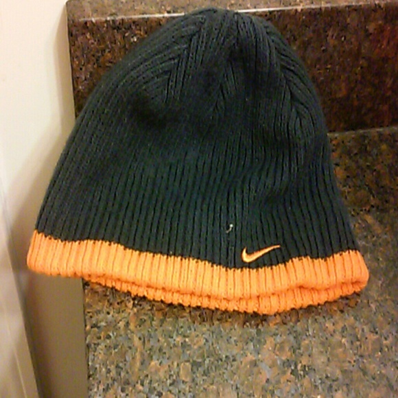 Nike Hat for Youth (8/20).100%arcylic Black/orange