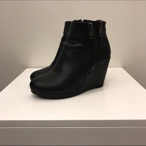 Black wedge boots