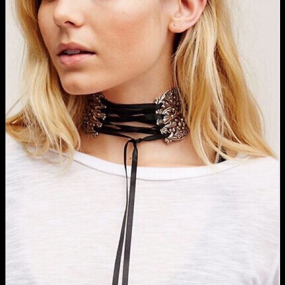 Lace up choker