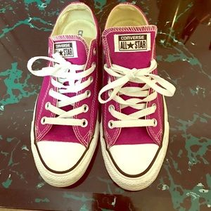 Fuscia low top converse