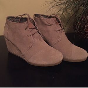 TOMs desert wedge. Taupe. NWOT.