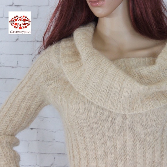 VICTORIA'S SECRET NEUTRAL LIGHTWEIGHT SWEATER.NWOT