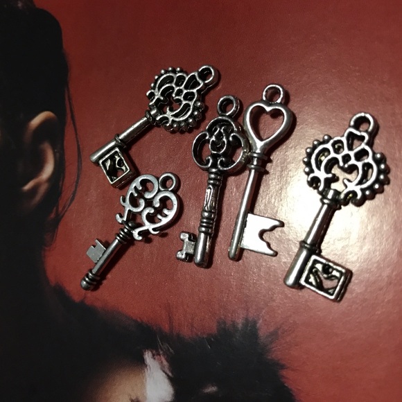 💢Silver Key charms assorted 5pcs
