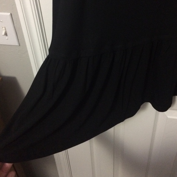 ❣️LAST ONE❣️•Black Ruffle Bottom Tunic• - Picture 3 of 4