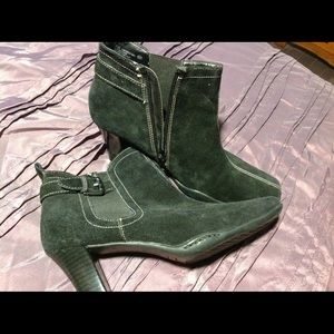 Aerosoles Like New Suede Black Heels