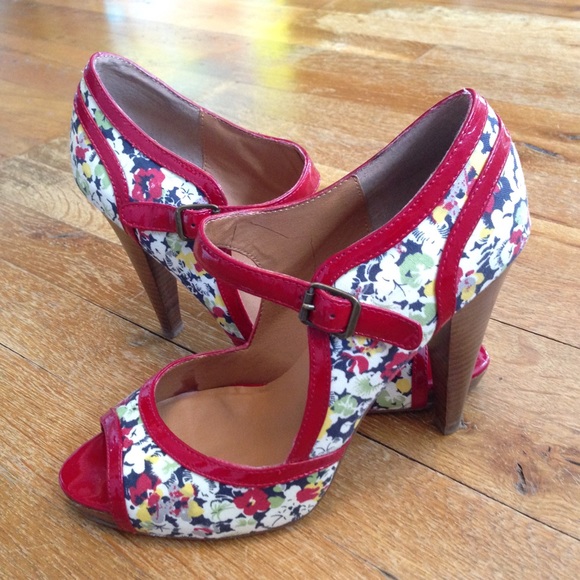 Steve Madden Shoes - Steve Madden floral print shoes.
