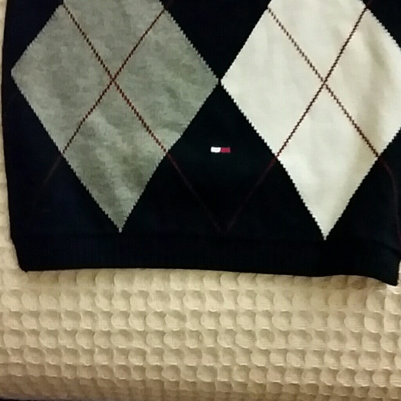 A Tommy Hilfiger scarf - Picture 2 of 3
