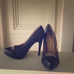 Black heeled pumps with gold chain