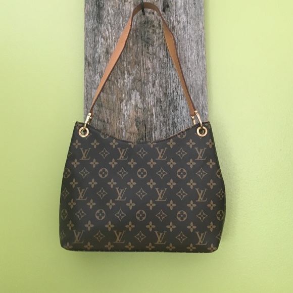 Very good Louis purse. NOT AUTHENTIC.
