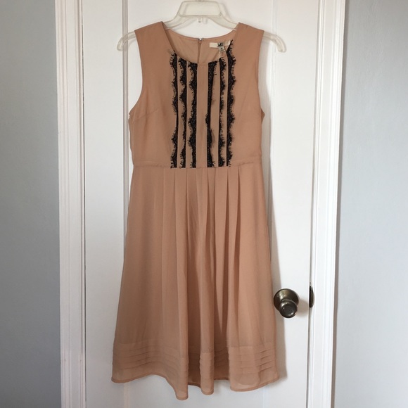 ModCloth Dresses & Skirts - BRAND NEW* ModCloth tan dress with black lace.