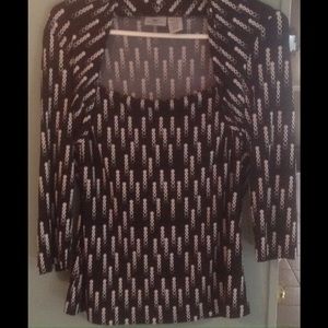 3/4 sleeve black and white top.