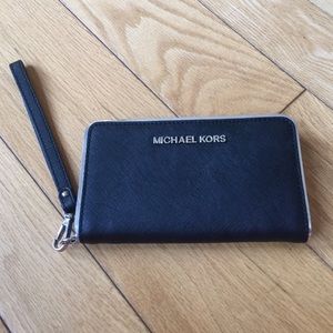 Michael kors black/silver wristlet wallet