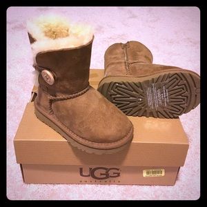 Bailey Button chestnut UGGs size 7 toddler/infant