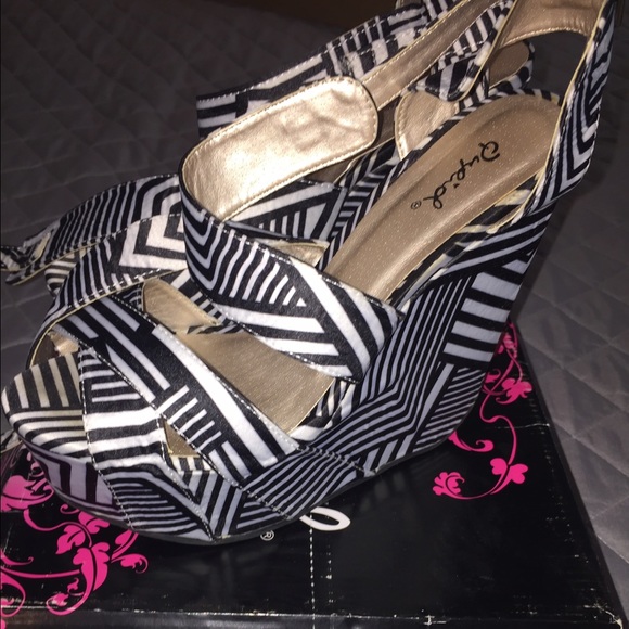 Wiped Wedges black and white