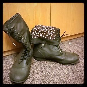 Charcoal combat boots with flower design