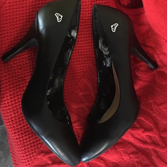 Lovely black heels. (Fergalicious)
