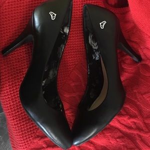 Lovely black heels. (Fergalicious)