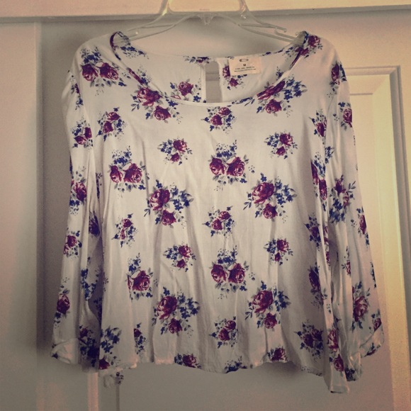 Adorable lightweight Urban Outfitters crop top - Picture 1 of 2