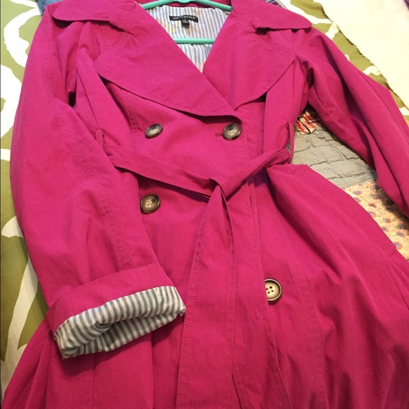 Cute S Trench Coat w/ pleats on back bottom! Look!