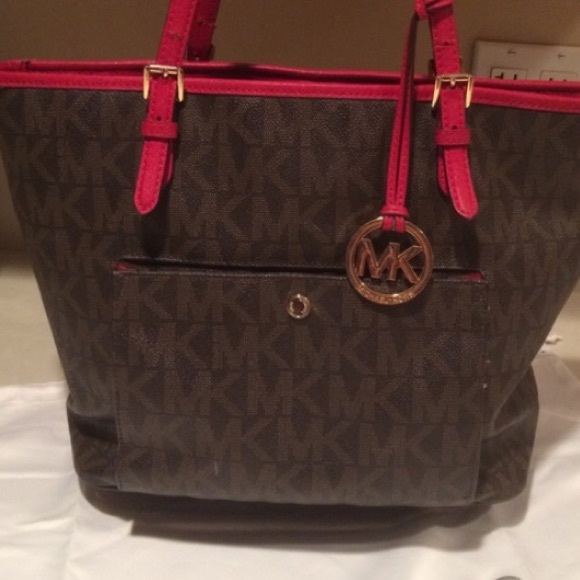 Michael Kors Handbags - Michael Kors authentic pocket book