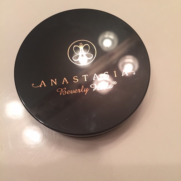 Anastasia Beverly Hills illuminator Riviera